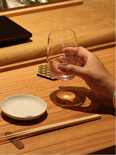 グラスを持つ手